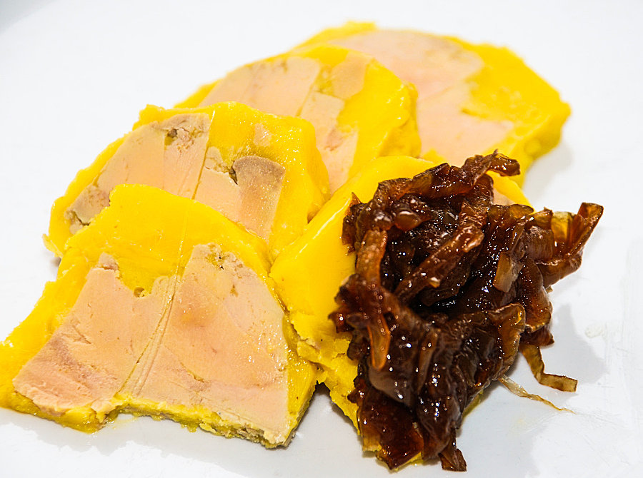 De ce sa faceti foie gras acasa? In primul rand pentru ca este muuuuult mai ieftin decat cel deja preparat, iar procesul nu este complicat. Apoi alegeti voi ingredientele (tipul de sare, coniac) precum si eventuale „umpluturi” gen trufe, caise, smochine. Este adevaratul foie gras “entier”, nu facut din resturi sau spumă (mousse) si nu conține conservanți de niciun fel. Mai mult, cumparati ficat categoria A, mai putin gras, provenit de la rate / gaste crescute in conditii mai bune.