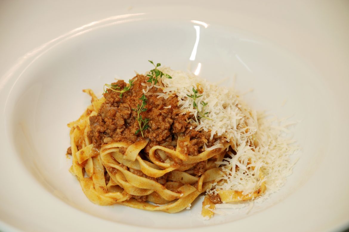 La pastele Bolognese conteaza 99% prepararea carnii, care este aceeasi ca pentru lasagna.