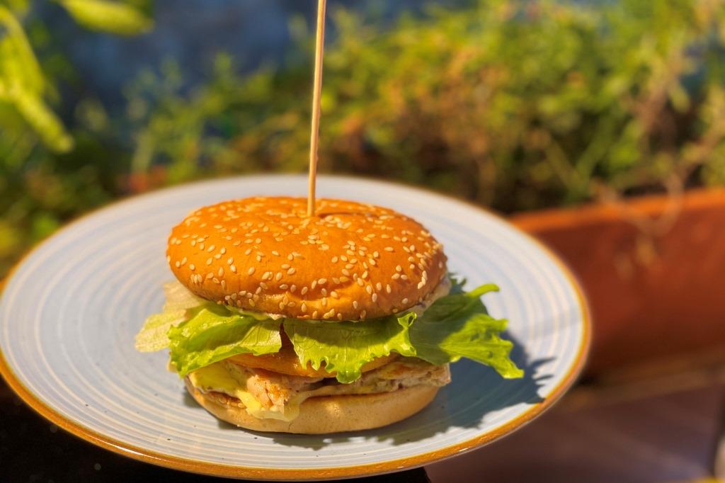 reteta de burger cu trufe si curcan, burger sau hamburger, retete bonfood, burger cu curcan, burger cu trufe, hamburger cu trufe, hamburger gourmet, burger gourmet, reteta simpla burger